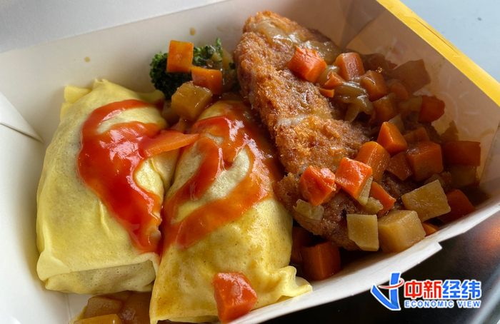 上海乐高乐园度假区的日式咖喱猪排蛋包饭，一份68元 中新经纬 郑艺佳摄