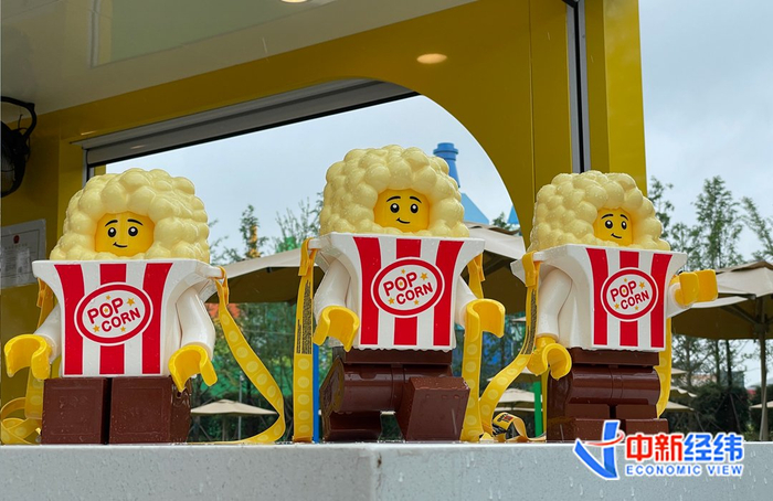 上海乐高乐园度假区的角色爆米花桶 中新经纬 郑艺佳摄