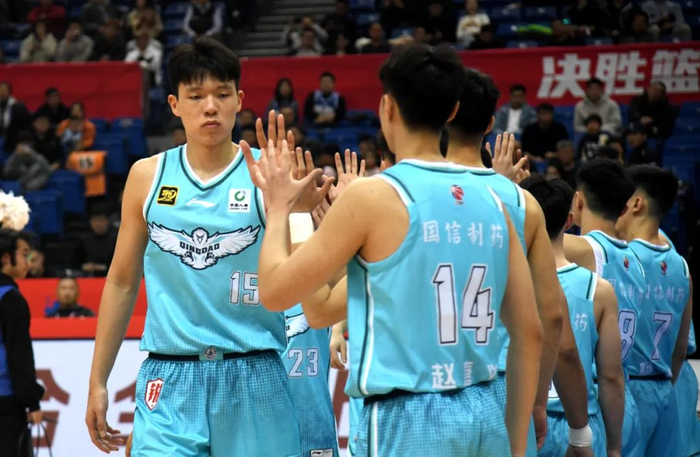 杨瀚森（左）的成功，将吸引更多的青年才俊选择青岛。