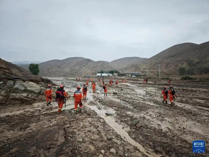 6月24日拍摄的搜救现场。新华社发（王引乾 摄）