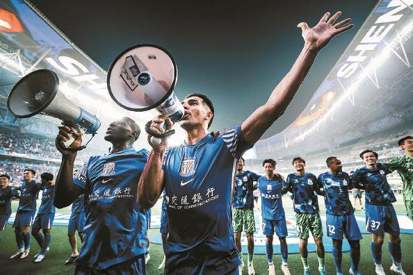             申花球员赛后与球迷一同引吭高歌  本报记者  李铭珅  摄          