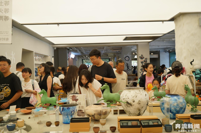 游客正在挑选甘肃省博物馆文创产品。图源：奔流新闻