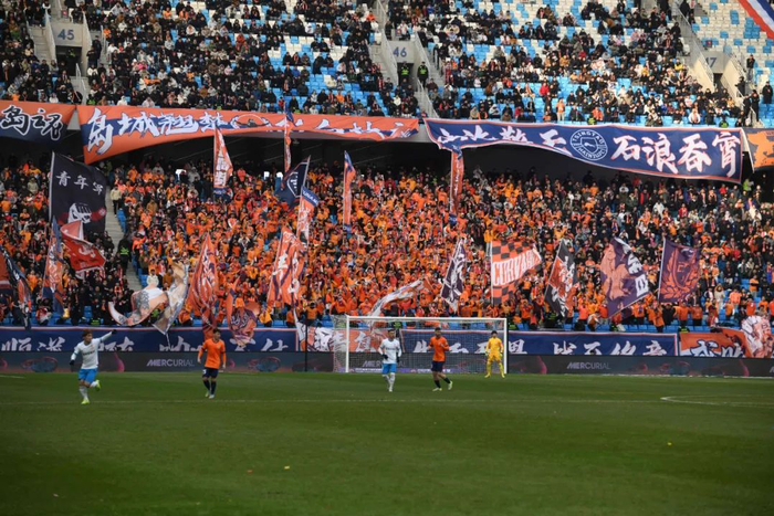 足球同样也是青岛体育产业中的重要一环。