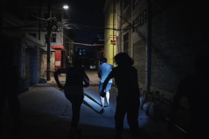 女子侦查组在抓捕嫌疑人