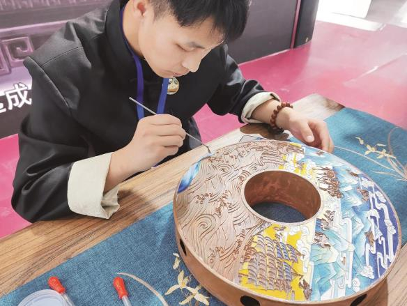 工艺师现场演示景泰蓝制作技艺。吴予琴 摄