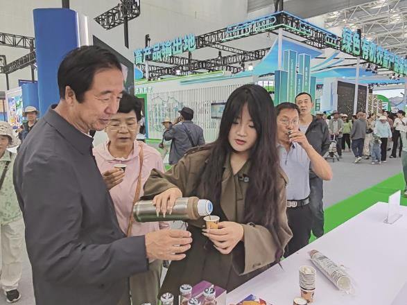 主宾国墨西哥展区飘起咖啡香。吴予琴 摄