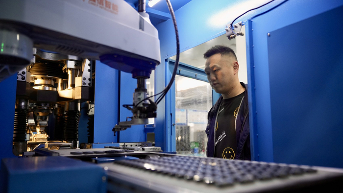 邦普刀具遂宁新材料技术有限公司，工人们抓紧生产数控刀具。遂宁观察 刘作鹏摄