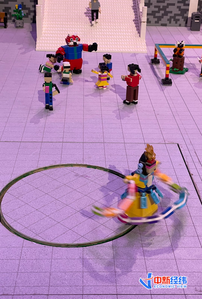 上海乐高乐园度假区迷你天地“玩梗”《甄嬛传》片段  中新经纬 郑艺佳摄