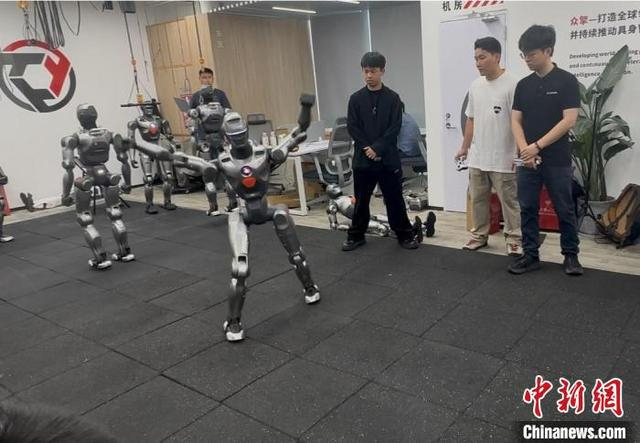 6月25日，深圳市众擎机器人科技有限公司的人形机器人PM01跳起舞蹈。中新社记者 程景伟 摄