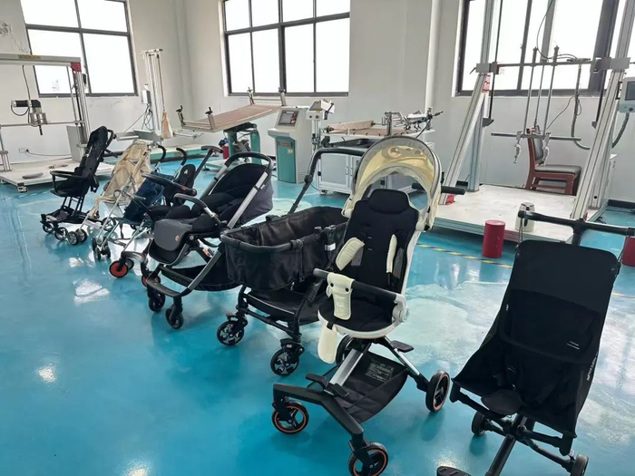 　　测试的部分儿童推车。浙江省婴童用品质量检验中心供图
