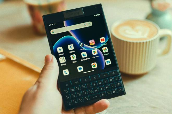 ▲ 形似黑莓的安卓键盘机. 图片来自：Unihertz