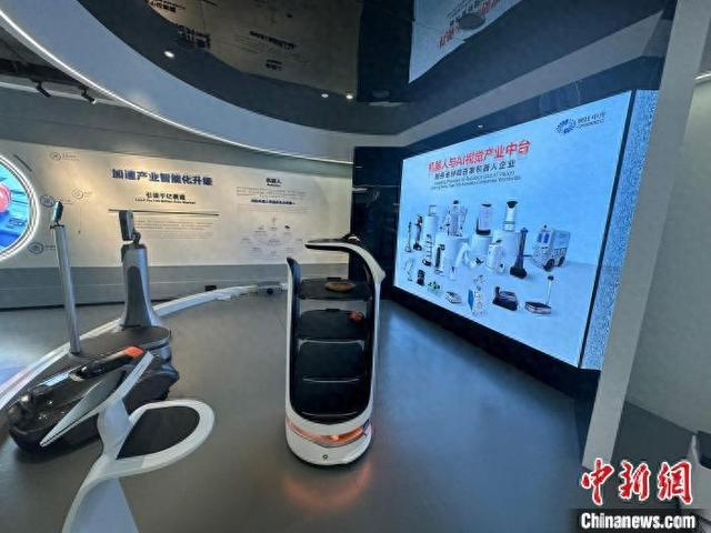 6月25日，搭载奥比中光3D视觉传感器的配送机器人亮相。中新社记者 程景伟 摄