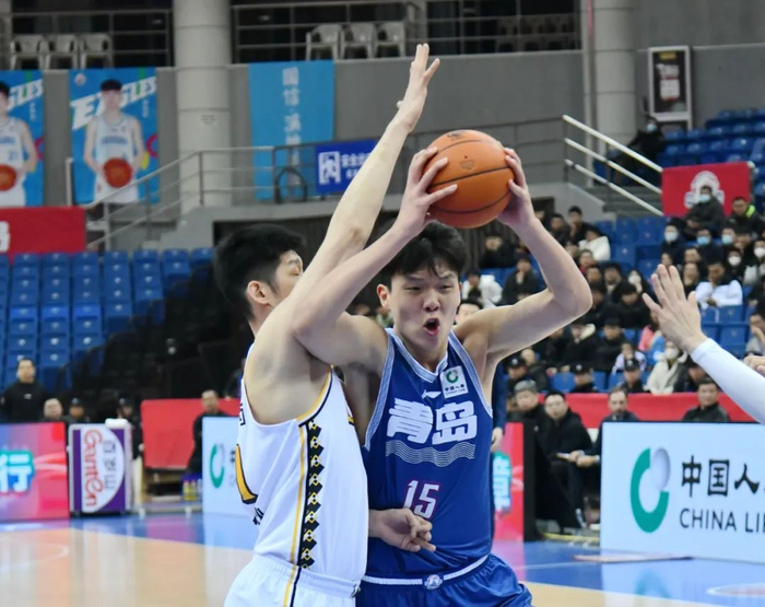 杨瀚森（右）在CBA比赛中展现出了极大的发展潜力。