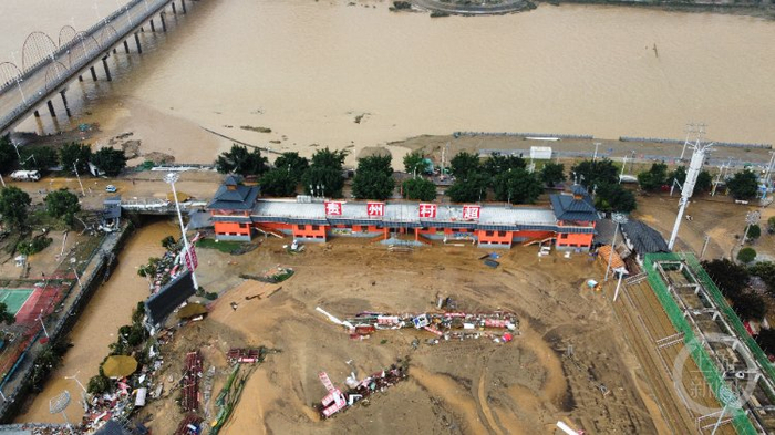 6月25日，洪水侵袭后的贵州榕江县“贵州村超”赛场。上游新闻记者 李文滔 摄