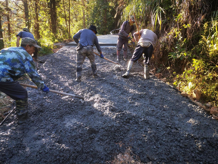 龙胜县平等镇寨枕村正在修路（张宝军 摄）