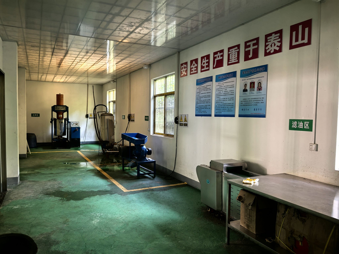 桂林烟草帮扶灌阳县水车镇下泡村建设的山茶油榨油坊（黎坚 摄）