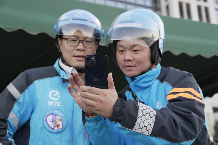 浙江大学经济学院博导袁哲（左）和饿了么“无声骑士” 陈亚非（右）跑单，体验无障碍沟通功能