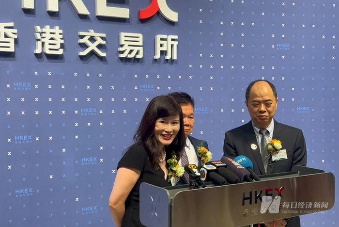 上市现场，颖通控股CEO林荆接受记者采访 图片来源：每经记者 黄婉银 摄