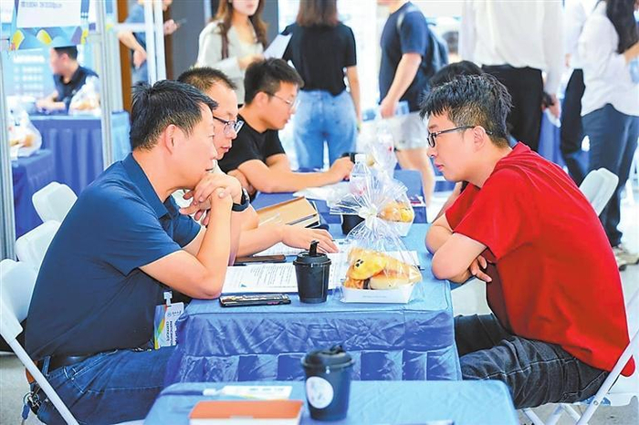 在兰州大学2025届未就业毕业生双选会上，毕业生与用人单位交流。兰州大学供图