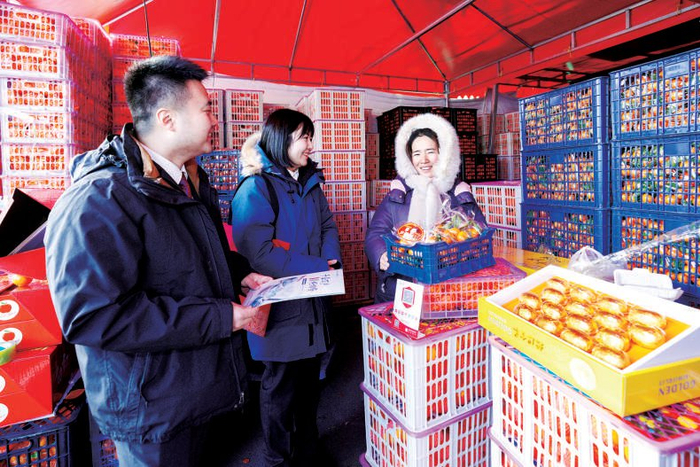 工行北京分行工作人员在“千企万户大走访”期间走进新发地，调研商户金融需求。王贺摄