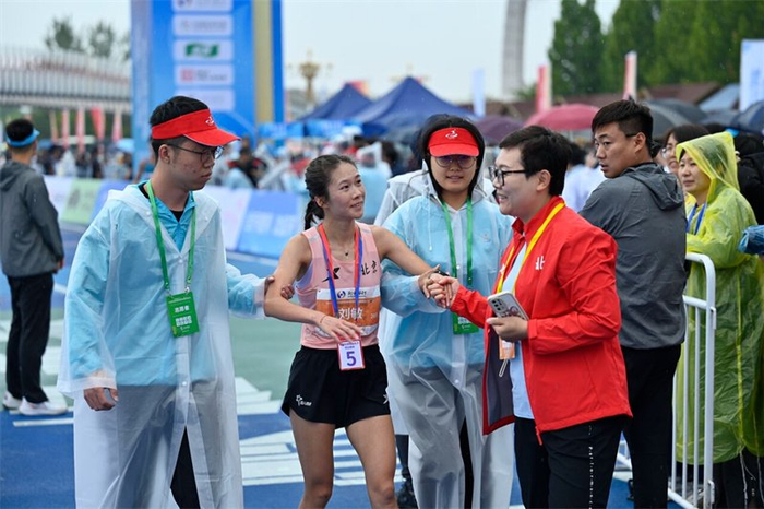 2024年9月，衡水学院学生志愿者为2024衡水湖马拉松赛提供志愿服务。 省文明办供图