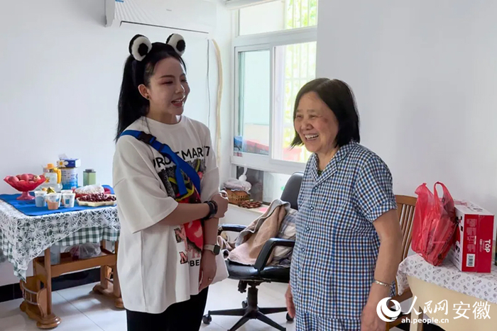 蒋玉柏老人正在和黄天静聊着自己对未来生活的期盼。人民网记者 李希蒙摄