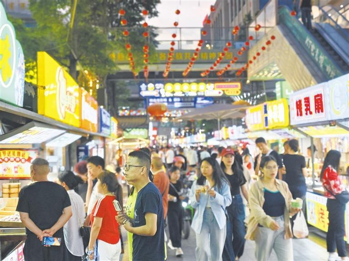 熙熙攘攘的游客。