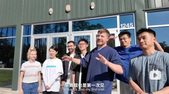 中国博主们来到MrBeast位于美国的拍摄基地交流。图源：“影视飓风”博主视频截图