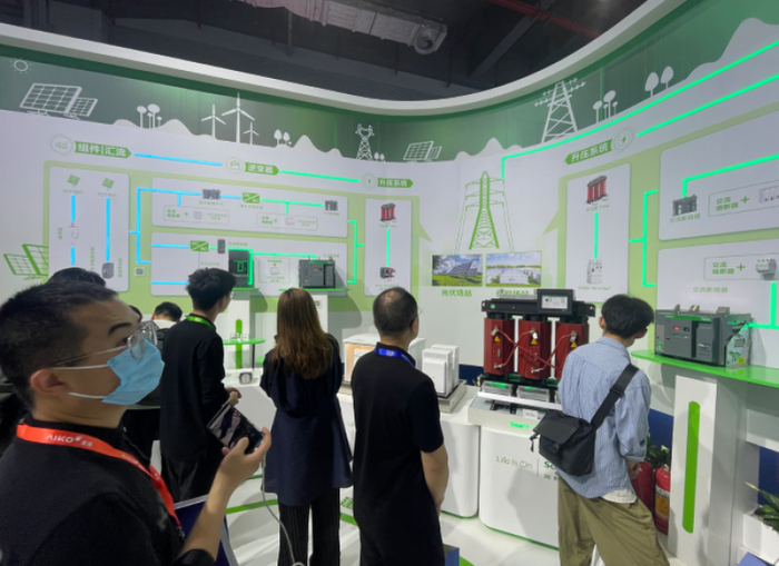 SNEC 2025展会施耐德电气展台。 李贝贝/摄