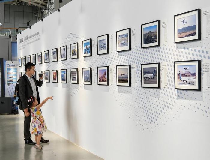 民航博物馆展出的空客飞机摄影作品。新京报记者 陶冉 摄