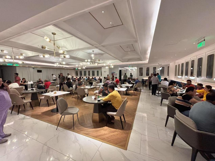 图:旅行团在上海外滩豫园美居酒店就餐
