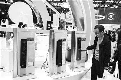 图为在2025中国家电及消费电子博览会上展出的智能锁。