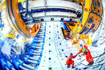     海太长江隧道施工现场，相关人员进行管片螺栓复紧作业。南通市海门区委宣传部供图