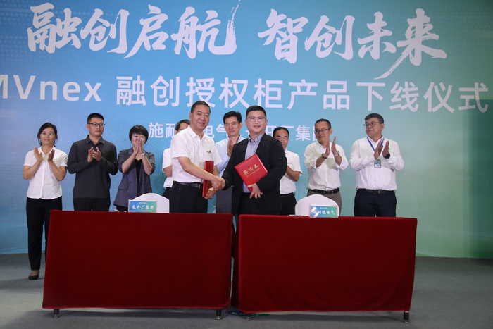 长开厂集团党委副书记、总经理焦亮与施耐德电气全国销售部中央销售管理部负责人王谦为深化合作进行签约