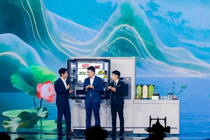 演员王骁(左)、总台央视主持人撒贝宁(右)