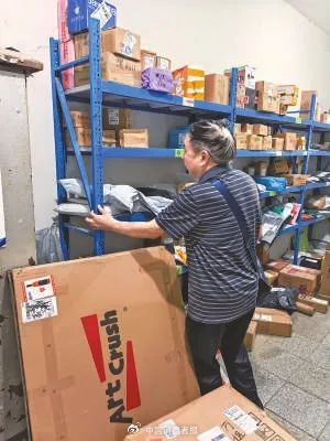 快递驿站堆满了快递，陈大爷现场演示受伤情景 刘铭/摄