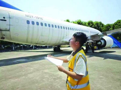 祁子昂正在给飞机“体检”。受访者供图