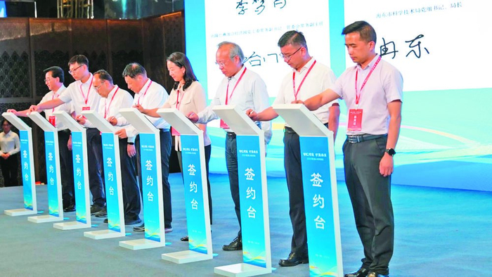 现场签约8个人才项目。