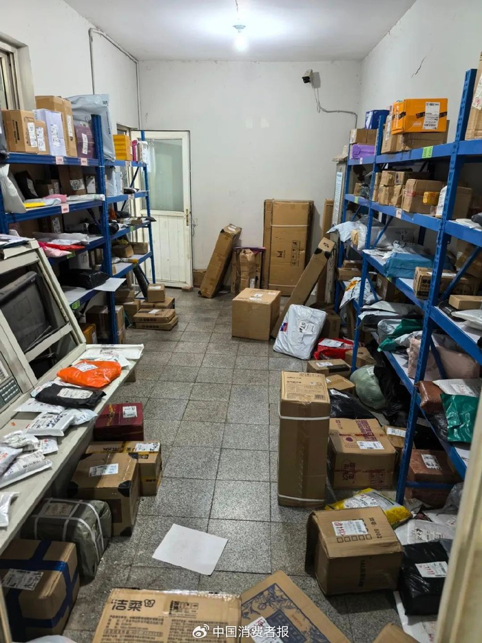 事发快递驿站的情景 &nbsp;刘铭/摄