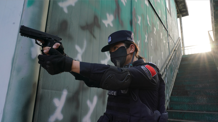 女子侦查组在进行训练