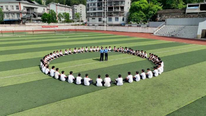 今年5月底,贵州省剑河县检察院检察官来到流动儿童较为集中的学校,给孩子们讲解相关法律知识。