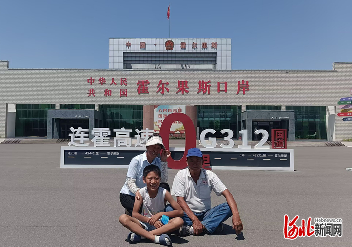 张仁连和老伴、孙子在路上合影留念。张仁连供图