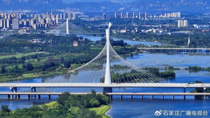 石家庄市复兴大街滹沱河大桥与太平河学府桥交相辉映。摄/张震