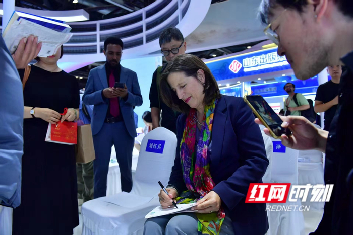 联合国副秘书长梅丽莎·弗莱明为读者签名。