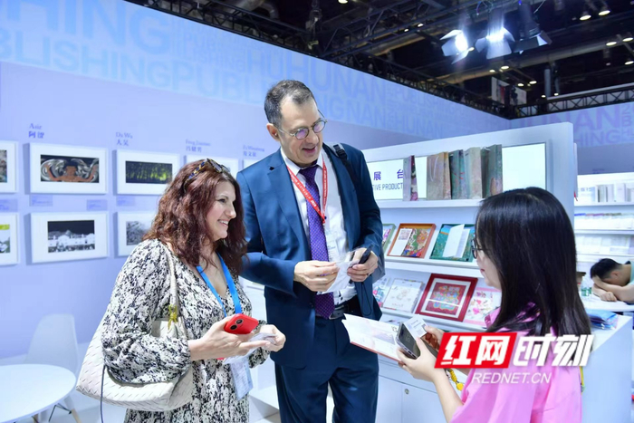 外国客商与中南传媒工作人员交流。