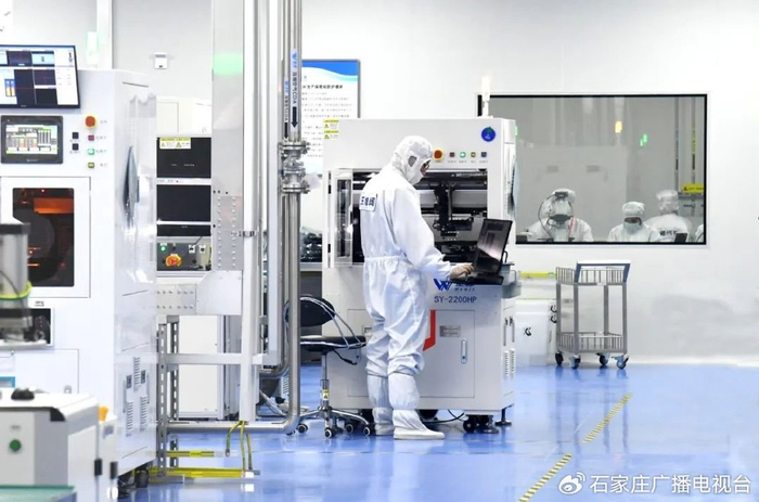 在圣昊光电，工作人员正在进行芯片产品的测试。摄/张震