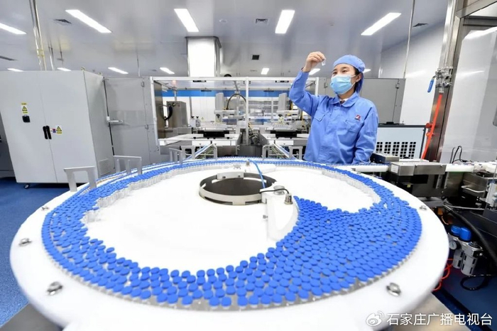 石药集团巨石生物包装车间内，质量检验员正在抽检产品。图/石家庄市委宣传部