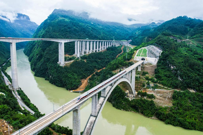 6月27日，首发高铁班列驶过渝厦高铁武隆黄草乌江特大桥（无人机照片）。新华社发（宁可 摄）
