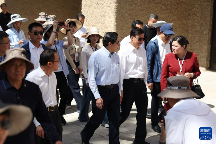   6月26日，马英九率台湾青年一行在莫高窟参观。新华社记者 陈斌 摄