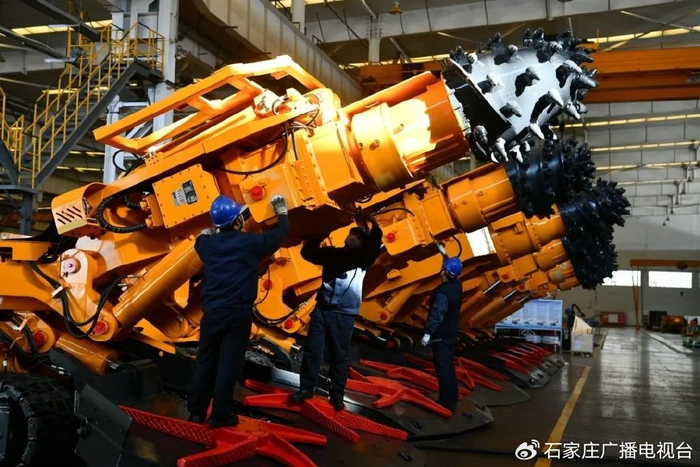 在石煤机装配车间，工人们正在为几台井下智能掘进机做最后检查维护。图/石家庄市委宣传部